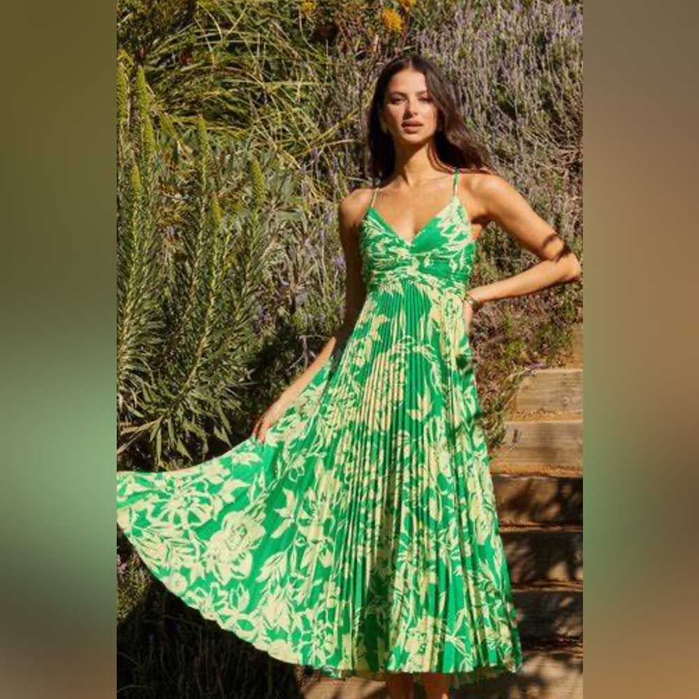 Worn once! ASTR the label Blythe Green Floral Midi Dress